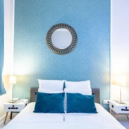 Very - Modern Budapeste